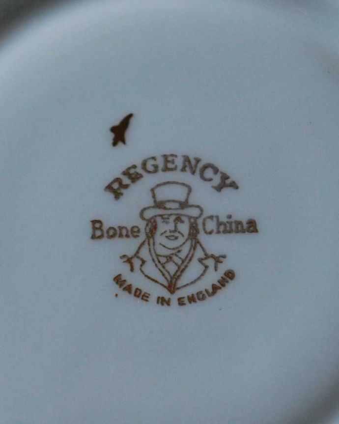 アンティーク 陶磁器の雑貨　アンティーク雑貨　Regency（リージェンシー）のアンティークカップ＆ソーサー(勿忘草)。裏側には品質の証製造メーカー保証の意味がこもった窯印、ポーセリンマークがあります。(k-3825-z)