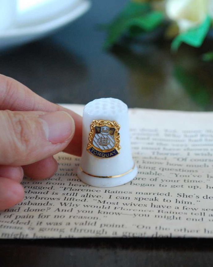 アンティーク 陶磁器の雑貨　アンティーク雑貨　イギリスで見つけたアンティークシンブル（TORQUAY）トーキー。コレクションしたくなる可愛らしさ指の帽子（finger hat)とも呼ばれるコロンとした形。(k-3838-z)