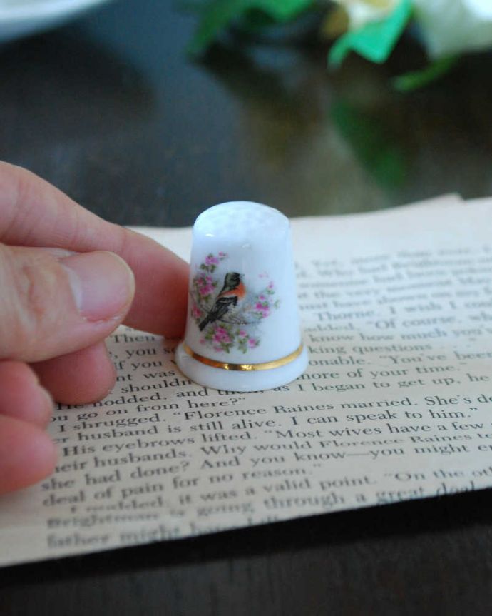 アンティーク 陶磁器の雑貨　アンティーク雑貨　お花のブーケが華やかな、イギリスで見つけたアンティークシンブル。コレクションしたくなる可愛らしさ指の帽子（finger hat)とも呼ばれるコロンとした形。(k-3845-z)