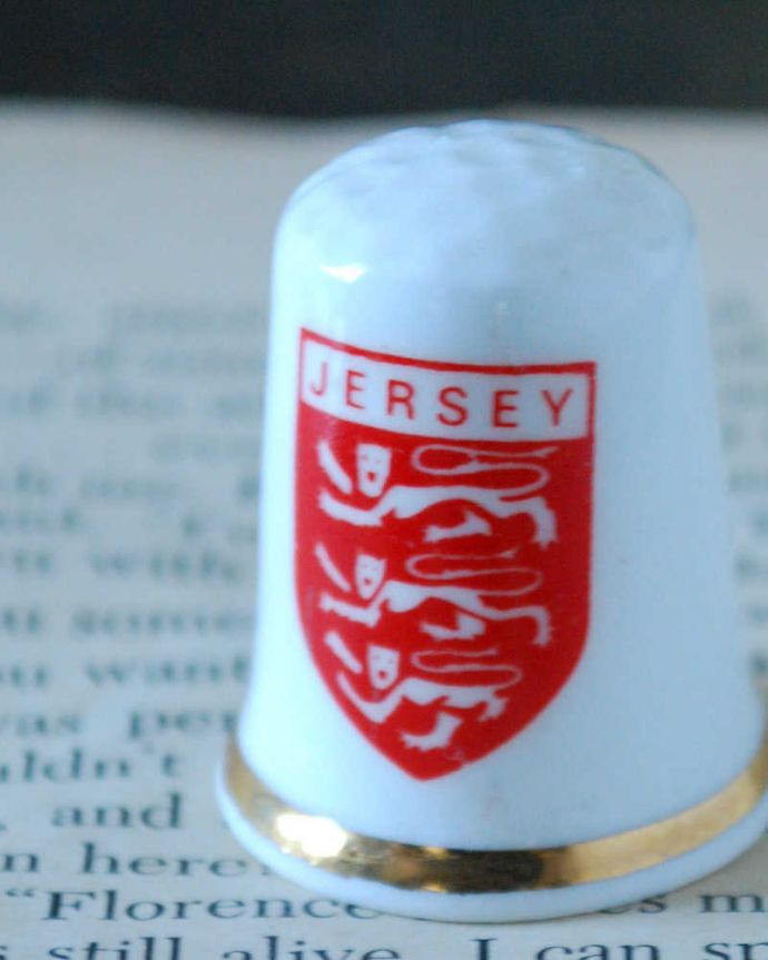 アンティーク 陶磁器の雑貨　アンティーク雑貨　イギリスとフランスの間にある歴史あるジャージー島（JERSEY）イギリスアンティークのシンブル。幸運を呼ぶ女性のためのコレクションアイテムシンブルとは、上流階級の女性がたしなみとして行ったお裁縫の時に使った指ぬきのこと。(k-3847-z)