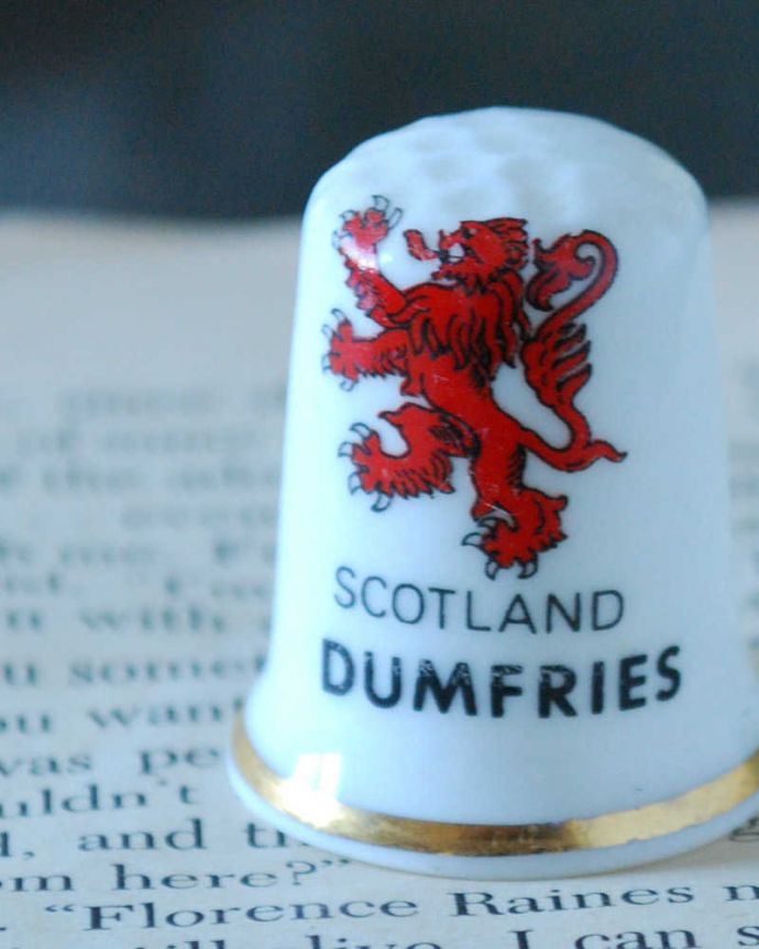 アンティーク 陶磁器の雑貨　アンティーク雑貨　スコットランド王室の紋章がかっこいいアンティークシンブル（SCOTLAND DUMFRIES）。幸運を呼ぶ女性のためのコレクションアイテムシンブルとは、上流階級の女性がたしなみとして行ったお裁縫の時に使った指ぬきのこと。(k-3848-z)