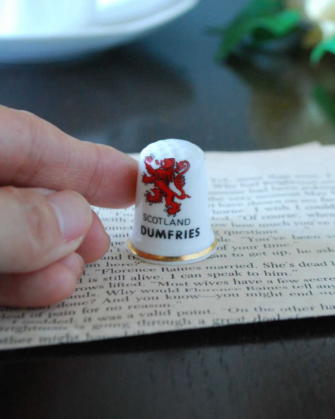 アンティーク 陶磁器の雑貨　アンティーク雑貨　スコットランド王室の紋章がかっこいいアンティークシンブル（SCOTLAND DUMFRIES）。コレクションしたくなる可愛らしさ指の帽子（finger hat)とも呼ばれるコロンとした形。(k-3848-z)
