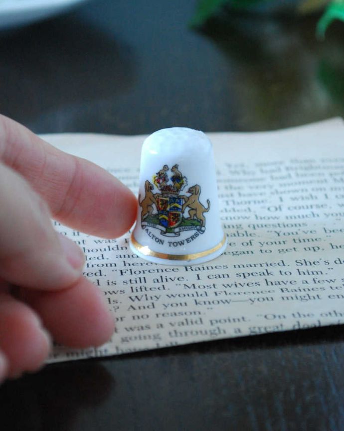 アンティーク 陶磁器の雑貨　アンティーク雑貨　イングランドのスタッフォードシャー（オールトン・タワーズ）のアンティークシンブル。コレクションしたくなる可愛らしさ指の帽子（finger hat)とも呼ばれるコロンとした形。(k-3849-z)