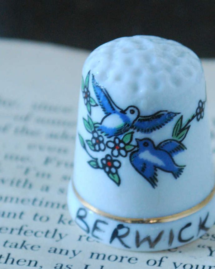 アンティーク 陶磁器の雑貨　アンティーク雑貨　２羽の青い鳥が幸せを運んできてくれるアンティークシンブル（Berwick）。幸運を呼ぶ女性のためのコレクションアイテムシンブルとは、上流階級の女性がたしなみとして行ったお裁縫の時に使った指ぬきのこと。(k-3852-z)