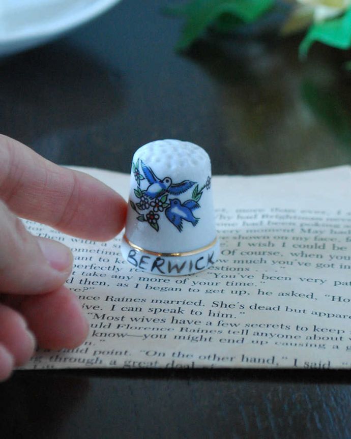 アンティーク 陶磁器の雑貨　アンティーク雑貨　２羽の青い鳥が幸せを運んできてくれるアンティークシンブル（Berwick）。コレクションしたくなる可愛らしさ指の帽子（finger hat)とも呼ばれるコロンとした形。(k-3852-z)