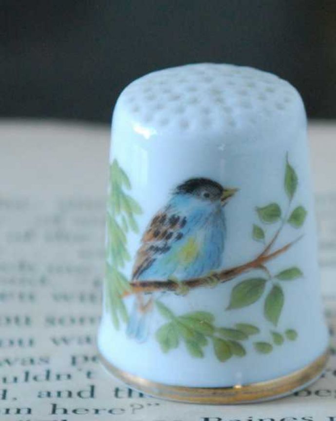 アンティーク 陶磁器の雑貨　アンティーク雑貨　イギリスで見つけた青い鳥のアンティークシンブル。幸運を呼ぶ女性のためのコレクションアイテムシンブルとは、上流階級の女性がたしなみとして行ったお裁縫の時に使った指ぬきのこと。(k-3858-z)