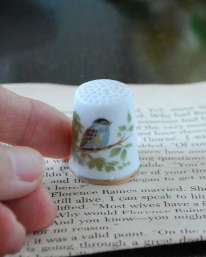 アンティーク 陶磁器の雑貨　アンティーク雑貨　イギリスで見つけた青い鳥のアンティークシンブル。コレクションしたくなる可愛らしさ指の帽子（finger hat)とも呼ばれるコロンとした形。(k-3858-z)