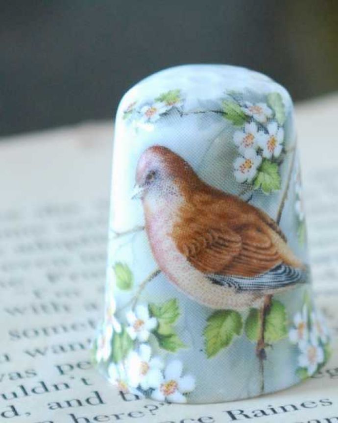 アンティーク 陶磁器の雑貨　アンティーク雑貨　お花が咲く木でさえずる可愛い小鳥、イギリスで見つけたアンティークシンブル。幸運を呼ぶ女性のためのコレクションアイテムシンブルとは、上流階級の女性がたしなみとして行ったお裁縫の時に使った指ぬきのこと。(k-3859-z)