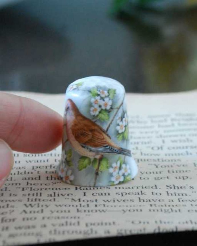 アンティーク 陶磁器の雑貨　アンティーク雑貨　お花が咲く木でさえずる可愛い小鳥、イギリスで見つけたアンティークシンブル。コレクションしたくなる可愛らしさ指の帽子（finger hat)とも呼ばれるコロンとした形。(k-3859-z)