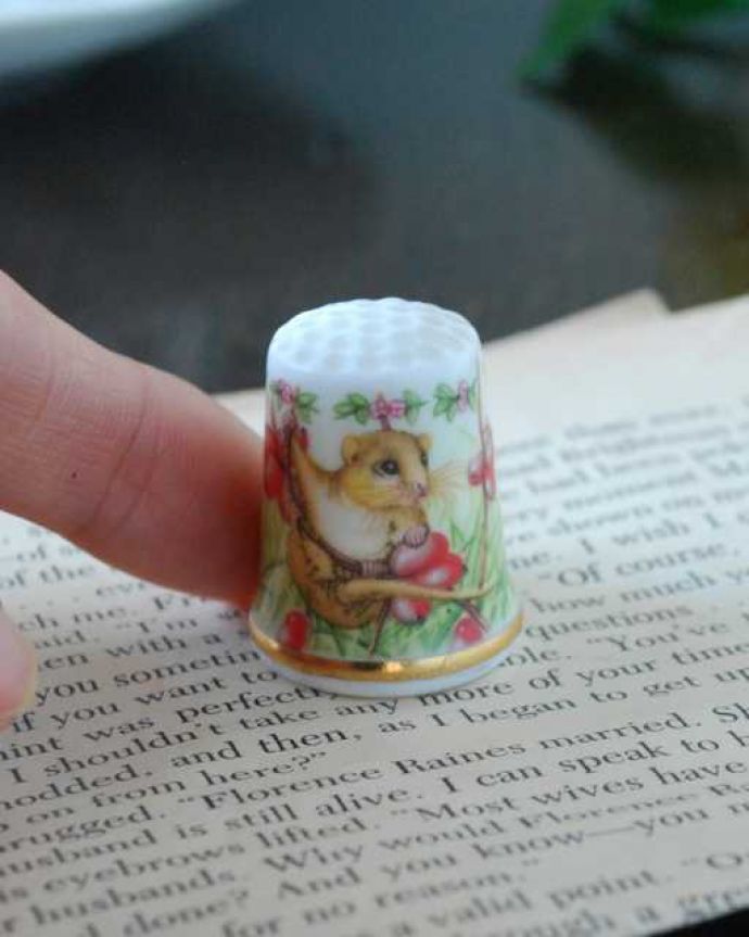 アンティーク 陶磁器の雑貨　アンティーク雑貨　赤い実と可愛い野ネズミのイギリスで見つけたアンティークシンブル。コレクションしたくなる可愛らしさ指の帽子（finger hat)とも呼ばれるコロンとした形。(k-3860-z)