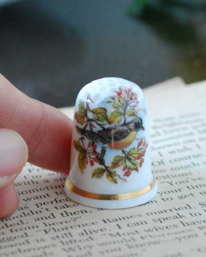 アンティーク 陶磁器の雑貨　アンティーク雑貨　枝に止まっている小鳥のアンティークシンブル、イギリス輸入の雑貨。コレクションしたくなる可愛らしさ指の帽子（finger hat)とも呼ばれるコロンとした形。(k-3861-z)