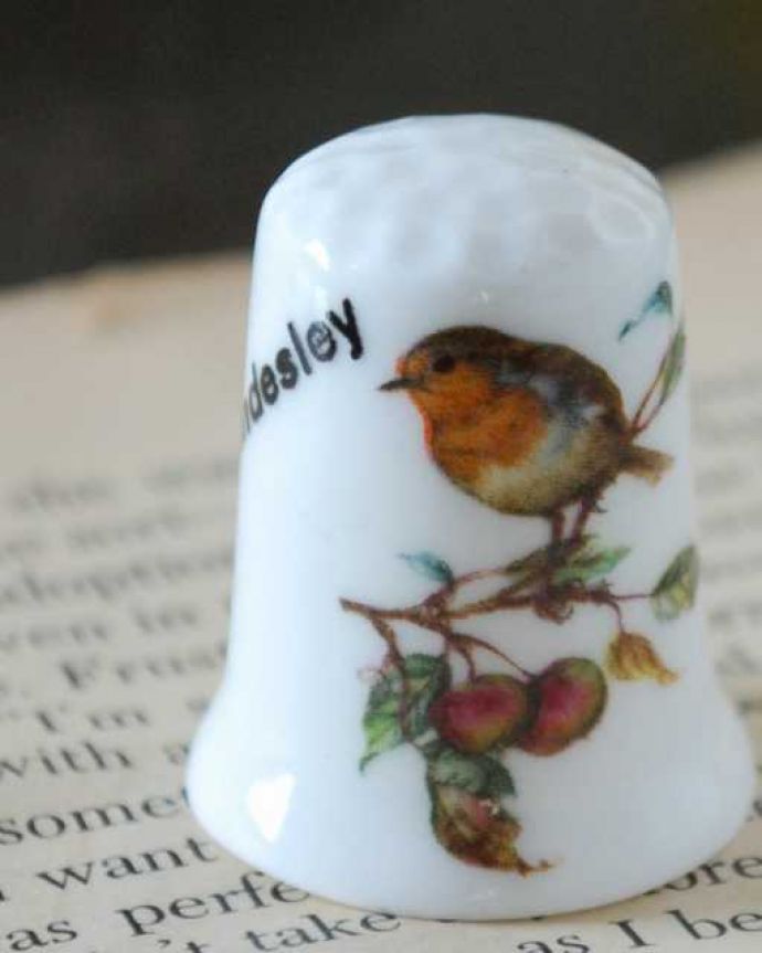 アンティーク 陶磁器の雑貨　アンティーク雑貨　イギリスで見つけた小鳥のアンティークシンブル。幸運を呼ぶ女性のためのコレクションアイテムシンブルとは、上流階級の女性がたしなみとして行ったお裁縫の時に使った指ぬきのこと。(k-3863-z)