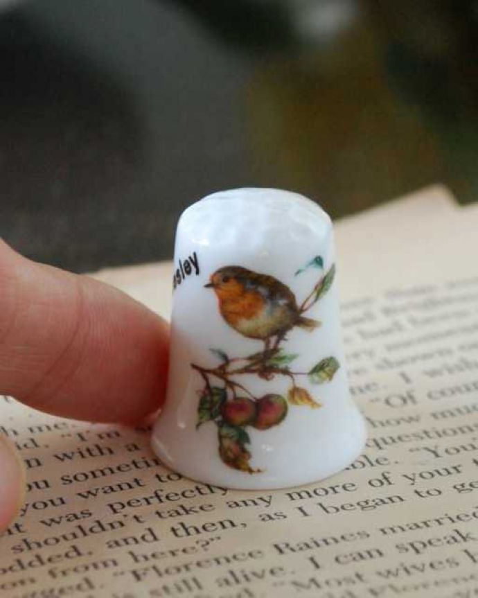 アンティーク 陶磁器の雑貨　アンティーク雑貨　イギリスで見つけた小鳥のアンティークシンブル。コレクションしたくなる可愛らしさ指の帽子（finger hat)とも呼ばれるコロンとした形。(k-3863-z)
