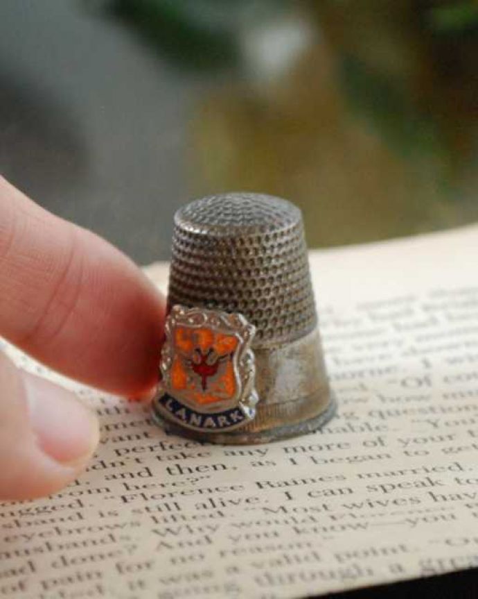 アンティーク 陶磁器の雑貨　アンティーク雑貨　スコットランドの町、ラナーク（Lanark）の紋章が付いたアンティークシンブル。コレクションしたくなる可愛らしさ指の帽子（finger hat)とも呼ばれるコロンとした形。(k-3873-z)