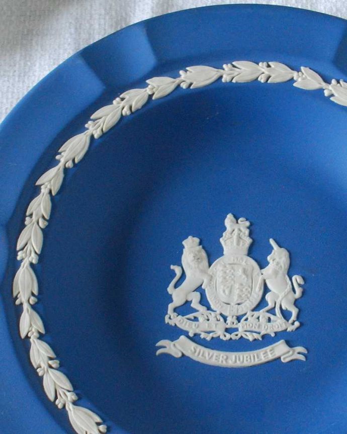 アンティーク 陶磁器の雑貨　アンティーク雑貨　エリザベス女王の即位25周年シルバー・ジュビリーのジャスパーウェアプレート（1977）。英国の国章がモチーフになっている模様ぷっくりと浮かび上がる白い模様は、イングランドを象徴するライオンとスコットランドを象徴するユニコーンが盾を支えています。(k-3878-z)