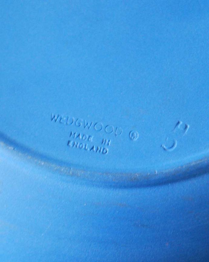 アンティーク 陶磁器の雑貨　アンティーク雑貨　エリザベス女王の即位25周年シルバー・ジュビリーのジャスパーウェアプレート（1977）。裏側には品質の証ひっくり返して見ると、ウェッジウッドのマークを見つけることが出来ます。(k-3878-z)