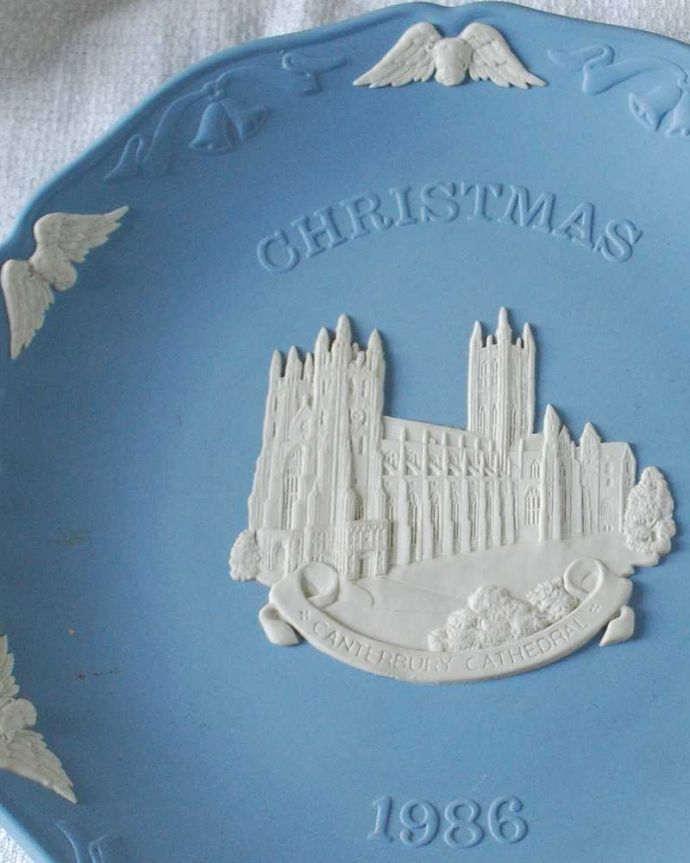 アンティーク 陶磁器の雑貨　アンティーク雑貨　ジャスパーウェアのクリスマスイヤープレート（1986年・CANTERBURY CATHEDRAL/カンタベリー大聖堂）。限定デザインのクリスマスプレートクリスマスプレートは、その年だけの限定デザインなので、アンティークでしか手に入りません。(k-3879-z)