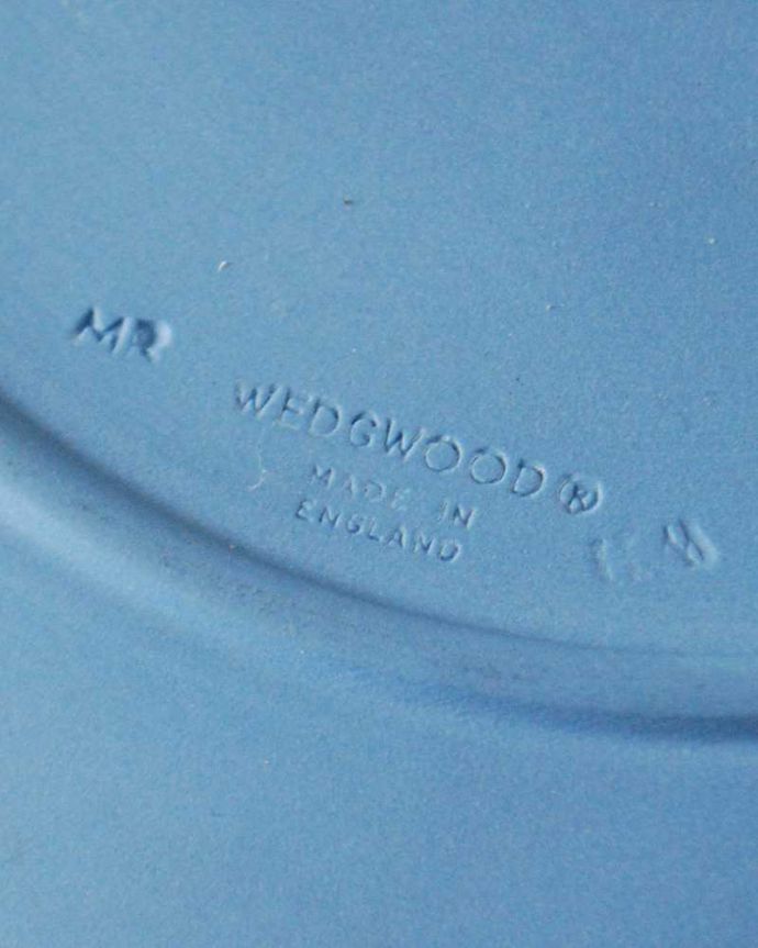 アンティーク 陶磁器の雑貨　アンティーク雑貨　ジャスパーウェアのクリスマスイヤープレート（1986年・CANTERBURY CATHEDRAL/カンタベリー大聖堂）。裏側には品質の証ひっくり返して見ると、ウェッジウッドのマークを見つけることが出来ます。(k-3879-z)