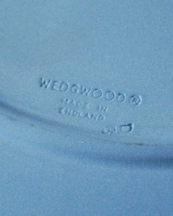 アンティーク 陶磁器の雑貨　アンティーク雑貨　ジャスパーウェアのクリスマスイヤープレート（1984年・CONSTITUTION HILL/コンスティテューション・ヒル）。裏側には品質の証ひっくり返して見ると、ウェッジウッドのマークを見つけることが出来ます。(k-3880-z)