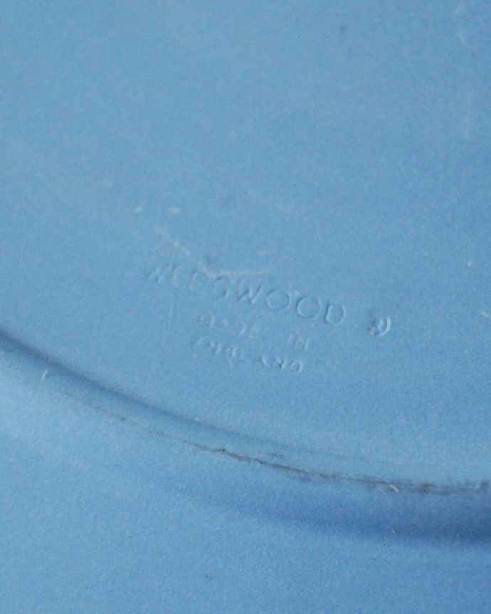 アンティーク 陶磁器の雑貨　アンティーク雑貨　レリーフが美しいジャスパーウェアのクリスマスイヤープレート（1983年・オールソウルズ教会）。裏側には品質の証ひっくり返して見ると、ウェッジウッドのマークを見つけることが出来ます。(k-3881-z)