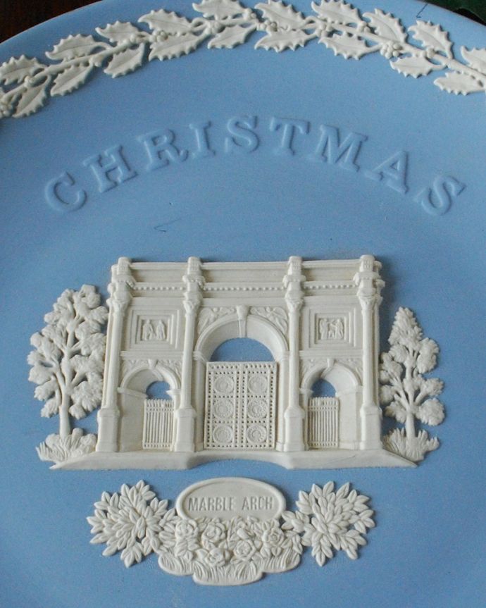 アンティーク 陶磁器の雑貨　アンティーク雑貨　Wedgwoodのジャスパーウェア、1981年のクリスマスプレート。ジャスパーウェアのクリスマスプレートぷっくりと浮かび上がる白い模様が美しいウェッジウッドを代表するジャスパーウェア。(k-3882-z)