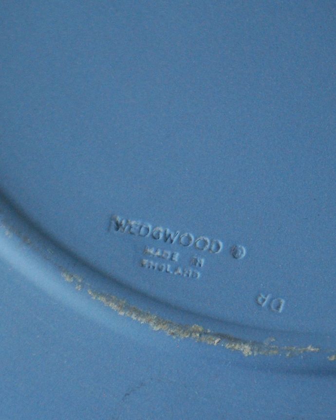 アンティーク 陶磁器の雑貨　アンティーク雑貨　Wedgwoodのジャスパーウェア、1981年のクリスマスプレート。裏側には品質の証ひっくり返して見ると、ウェッジウッドのマークを見つけることが出来ます。(k-3882-z)