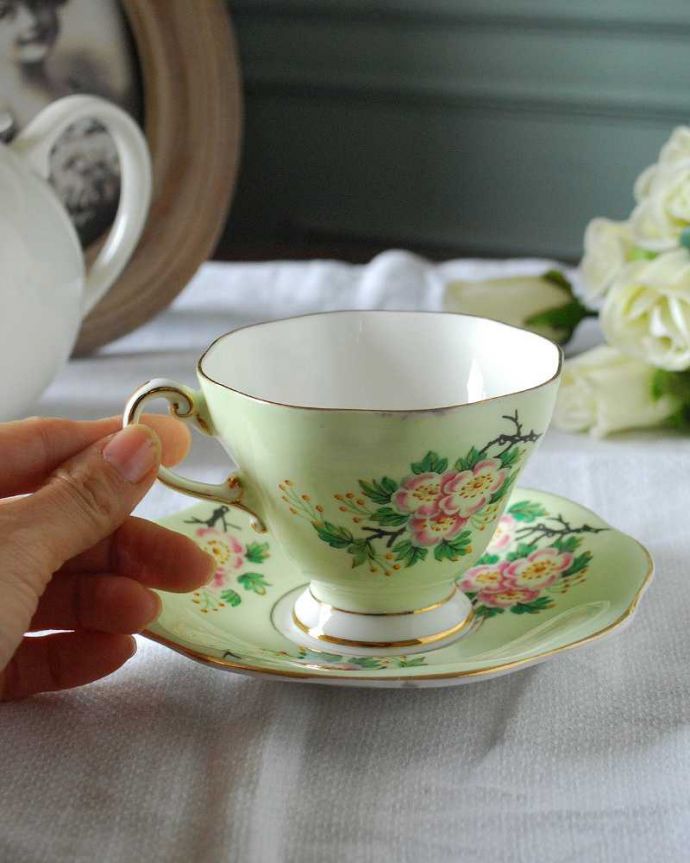 アンティーク 陶磁器の雑貨　アンティーク雑貨　鮮やかに咲いた花がとても美しいアンティークカップ＆ソーサー。お茶の時間をもっと優雅に･･･眺めているだけじゃもったいないので、実用的に使って下さい。(k-3886-z)