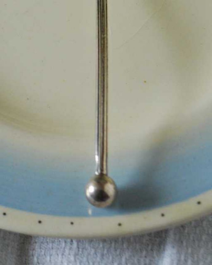 アンティーク シルバー製　アンティーク雑貨　英国の銀のカトラリー、アンティークシルバープレートのシフタースプーン（粉砂糖スプーン）。上から見るとこんな形ですアンティークなので多少のキズやカケがある場合はありますが、使用上問題はありませんのでご了承下さい。(k-3889-z)