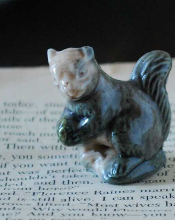 アンティーク 陶磁器の雑貨　アンティーク雑貨　イギリスで見つけたWADE社の陶器、Whimsiesシリーズのフィギア(リス）。英国WADEの陶器フィギュリン1954年に発表された「Whimsies（気まぐれ）」シリーズは、世界中にコレクターがいる陶器の動物フィギュリンです。(k-3890-z)