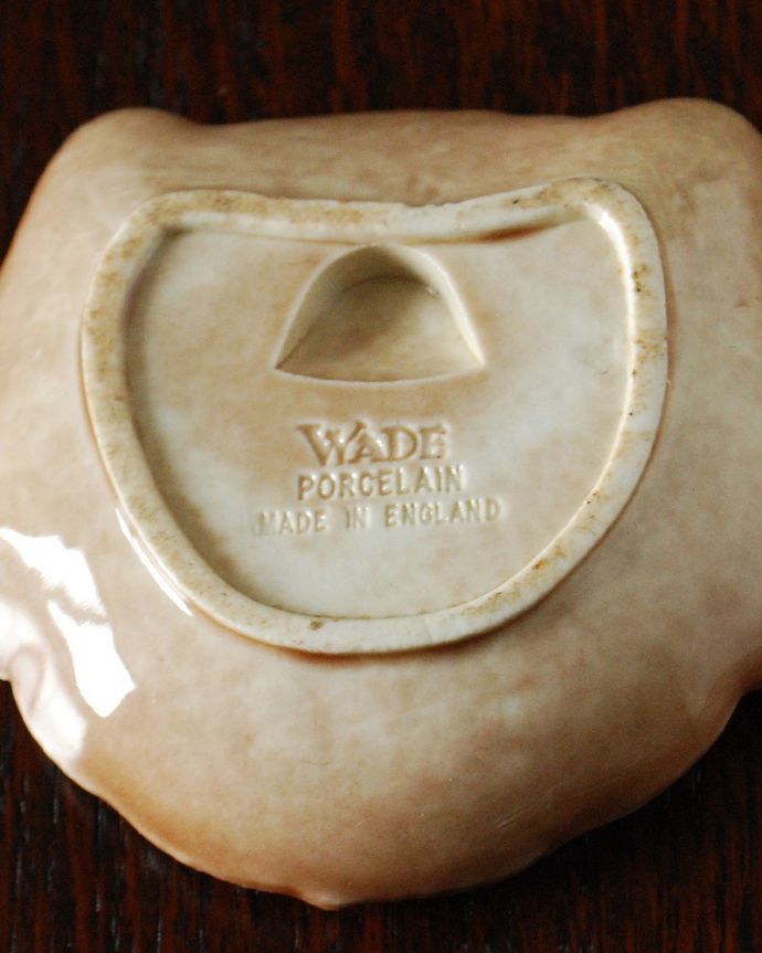 アンティーク 陶磁器の雑貨　アンティーク雑貨　イギリスで見つけたWADE社のビンテージ陶器、イヌのモチーフのお皿。裏側はこんな感じバックスタンプもしっかり入っています。(k-3899-z)