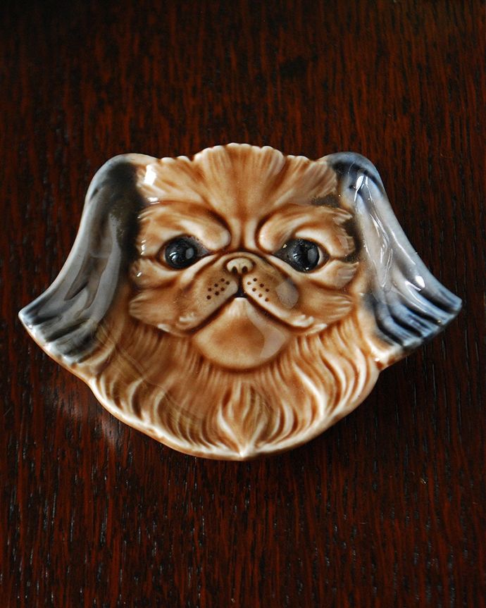 アンティーク 陶磁器の雑貨　アンティーク雑貨　イギリスで見つけたWADE社のビンテージ陶器、イヌのモチーフのお皿。上から見るとこんな形アンティークなので多少のキズやカケがある場合はありますが、使用上問題はありませんのでご了承下さい。(k-3899-z)
