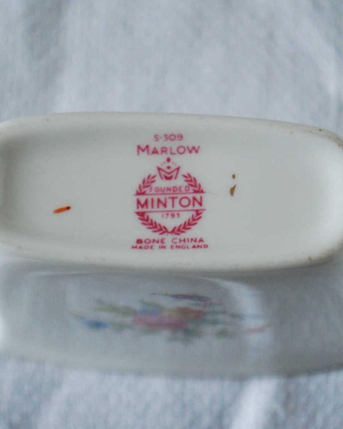 アンティーク 陶磁器の雑貨　アンティーク雑貨　ミントン社マーロウシリーズの小物入れ、アンティーク陶磁器。裏側には品質の証製造メーカー保証の意味がこもった窯印、ポーセリンマークがあります。(k-3900-z)