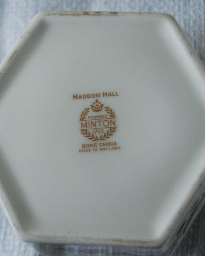 アンティーク 陶磁器の雑貨　アンティーク雑貨　ミントン社のハドンホールシリーズの小物入れ、イギリスアンティーク雑貨。裏側には品質の証製造メーカー保証の意味がこもった窯印、ポーセリンマークがあります。(k-3901-z)