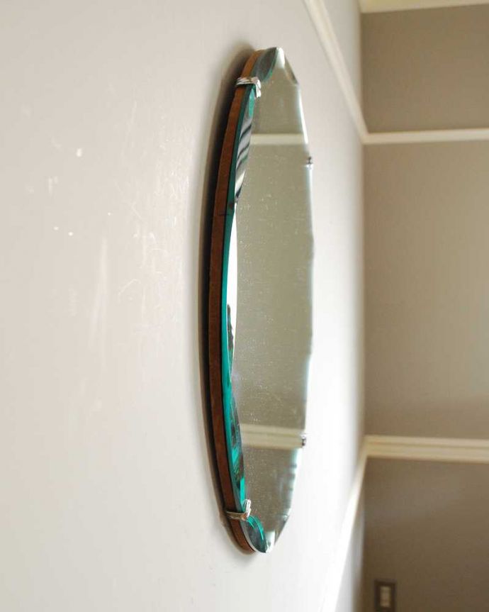 アンティーク ミラー（鏡）　アンティーク雑貨　丸い形のイギリスのアンティークの壁掛け鏡、アンティークカッティングミラー。厚みが違いますアンティークなので多少のキズ・汚れがある場合がありますがキレイなものを買い付けてきました。(k-3924-z)