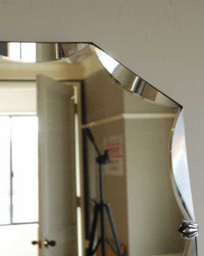 アンティーク ミラー（鏡）　アンティーク雑貨　イギリスの壁掛け鏡、アンティークカッティングミラー。アンティークでしか手に入らないキラキラ感キラッと輝く美しい面取りがデザインになっているアンティークのミラー。(k-3929-z)