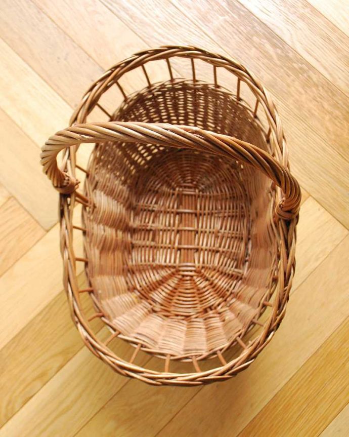 アンティーク その他の雑貨　アンティーク雑貨　イギリスで見つけたアンティークの雑貨、実用的に使えるバスケット。中を見てみると･･･アンティークなので多少のキズ・汚れがある場合があります。(k-3933-z)