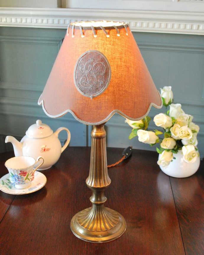 スタンドライト　照明・ライティング　イギリスで見つけた真鍮製のアンティークテーブルランプ(E17丸球付き)。。(k-3937-z)