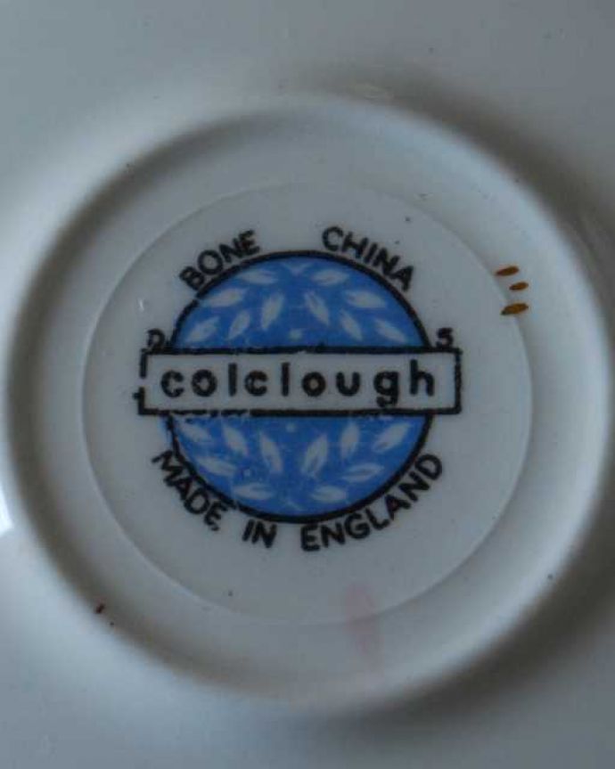 アンティーク 陶磁器の雑貨　アンティーク雑貨　華やかなアンティークの陶磁器、英国Colclough （コルクラフ）のカップ＆ソーサートリオ。裏側には品質の証ひっくり返して見ると、こんな感じのポーセリンマークを見つけることが出来ます。(k-3943-z)