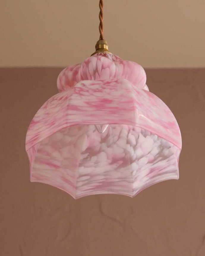 ペンダントライト　照明・ライティング　桜色のマーブル模様が美しいアンティークのペンダントライト（コード・シャンデリア電球・ギャラリーなし）。。(k-3949-z)