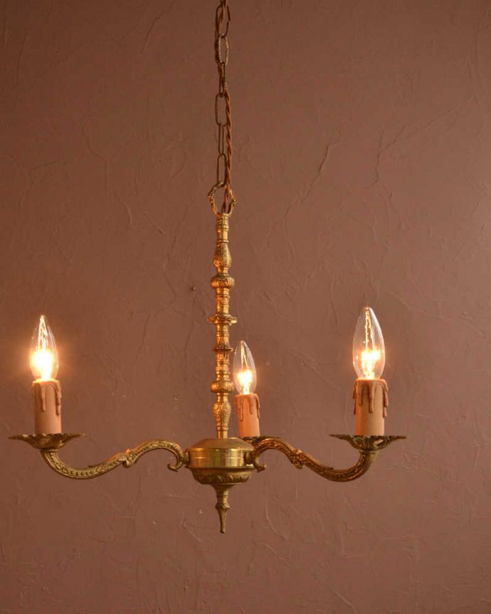 シャンデリア　照明・ライティング　大人っぽい雰囲気の、アンティークの真鍮製シャンデリア・3灯タイプ（E17シャンデリア球付）。。(k-3953-z)