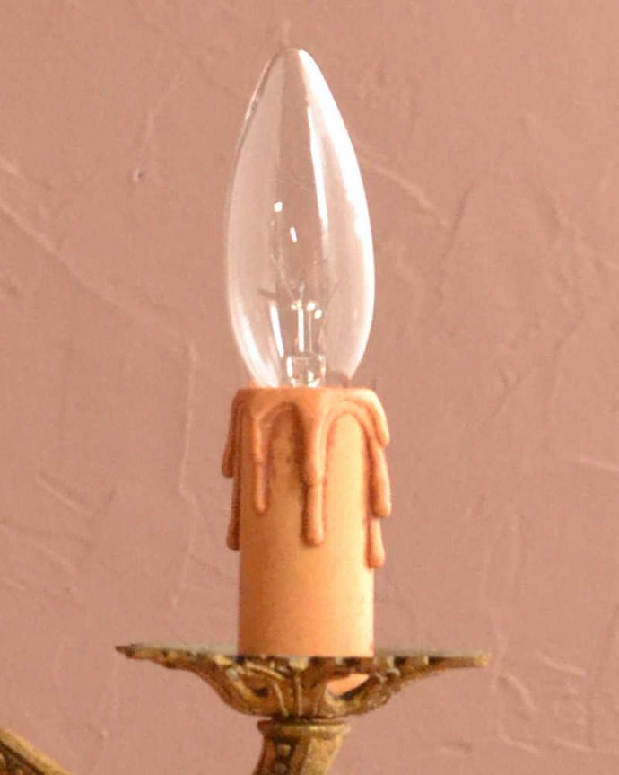 シャンデリア　照明・ライティング　大人っぽい雰囲気の、アンティークの真鍮製シャンデリア・3灯タイプ（E17シャンデリア球付）。。(k-3953-z)