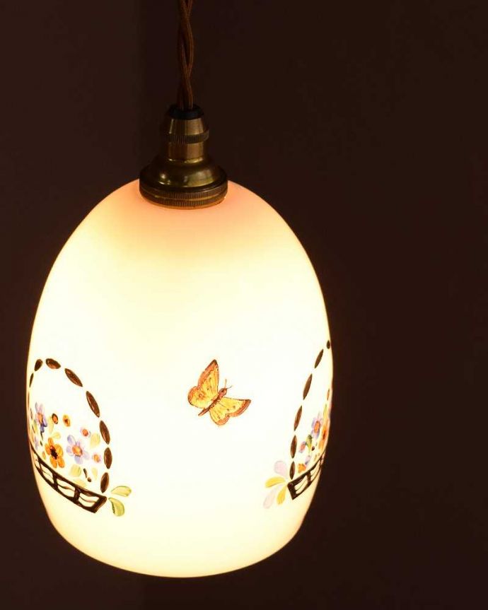 ペンダントライト　照明・ライティング　花かごに集まる蝶々の模様が可愛い、アンティークのペンダントライト（コード・シャンデリア電球・ギャラリーA付き）。。(k-3967-z)