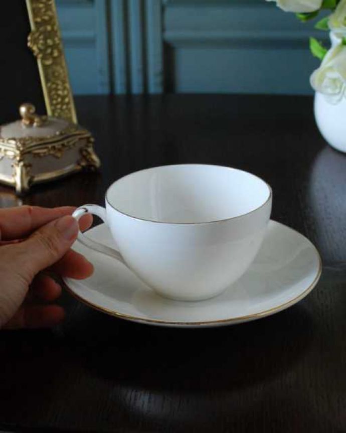 アンティーク 陶磁器の雑貨　アンティーク雑貨　シンプルな紋章が入ったアンティークの陶磁器シェリー。お茶の時間をもっと優雅に･･･眺めているだけじゃもったいないので、実用的に使って下さい。(k-3975-z)