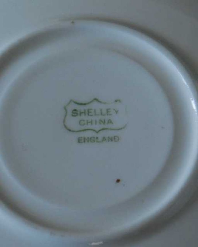 アンティーク 陶磁器の雑貨　アンティーク雑貨　シンプルな紋章が入ったアンティークの陶磁器シェリー。裏側には品質の証製造メーカー保証の意味がこもった窯印、ポーセリンマークがあります。(k-3975-z)