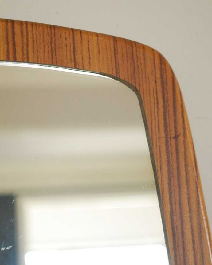 アンティーク ミラー（鏡）　アンティーク雑貨　イギリスで見つけた木製フレーム付きのヴィンテージウォールミラー。シンプルな中にほっこりとした雰囲気が漂うミラー北欧スタイルがカッコいいアンティークのミラー。(k-3983-z)