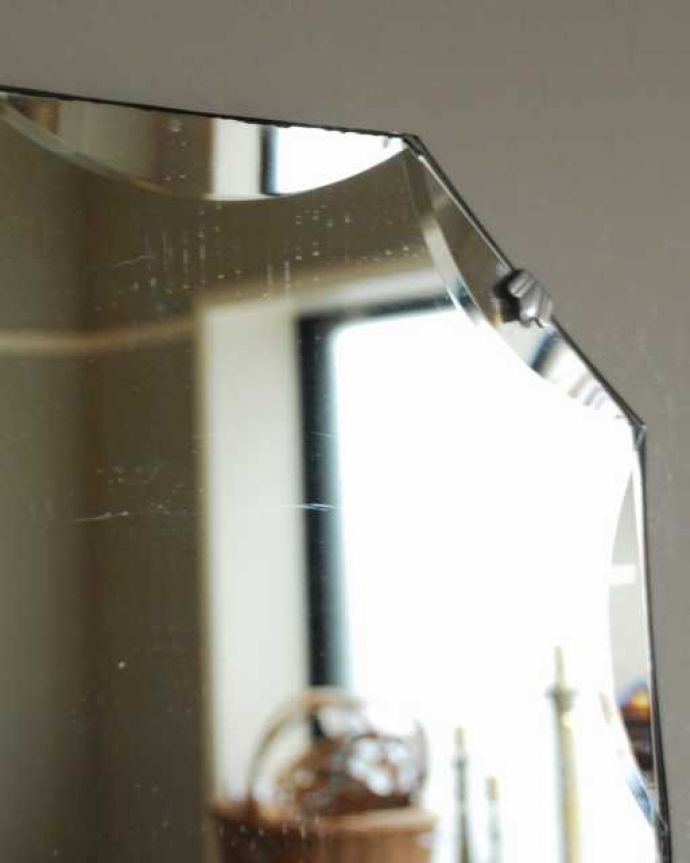 アンティーク ミラー（鏡）　アンティーク雑貨　お洒落なかたちの英国の壁掛け鏡、アンティークカッティングミラー。アンティークでしか手に入らないキラキラ感キラッと輝く美しい面取りがデザインになっているアンティークのミラー。(k-3985-z)