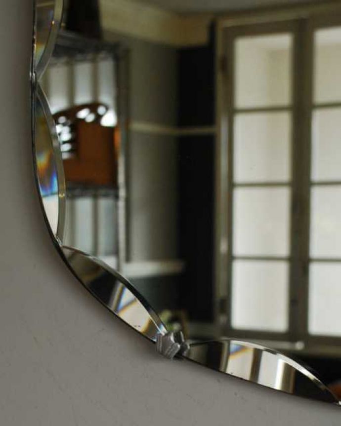 アンティーク ミラー（鏡）　アンティーク雑貨　お洒落なかたちの英国の壁掛け鏡、アンティークカッティングミラー。アンティークらしい独特のデザイン華やかなデザインのアンティークのミラーは、覗き込む度に女性だったら誰もがワクワクしちゃう美しいデザインが一番の魅力です。(k-3985-z)
