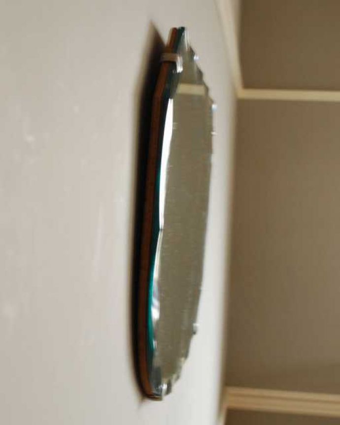 アンティーク ミラー（鏡）　アンティーク雑貨　お洒落なかたちの英国の壁掛け鏡、アンティークカッティングミラー。厚みが違いますアンティークなので多少のキズ・汚れがある場合がありますがキレイなものを買い付けてきました。(k-3985-z)
