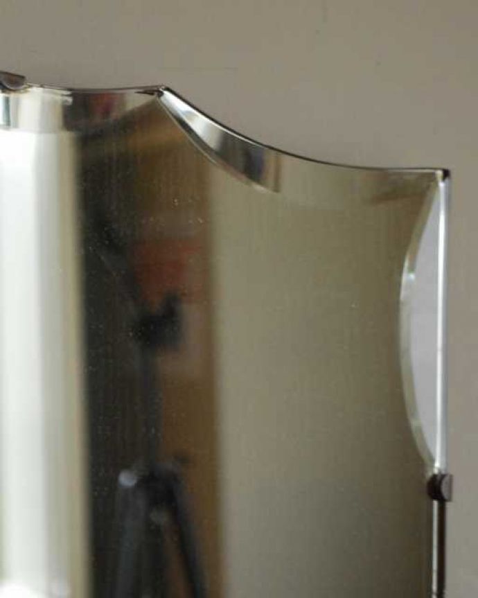 アンティーク ミラー（鏡）　アンティーク雑貨　お洒落なかたちの英国の壁掛け鏡、アンティークカッティングミラー。アンティークでしか手に入らないキラキラ感キラッと輝く美しい面取りがデザインになっているアンティークのミラー。(k-3988-z)