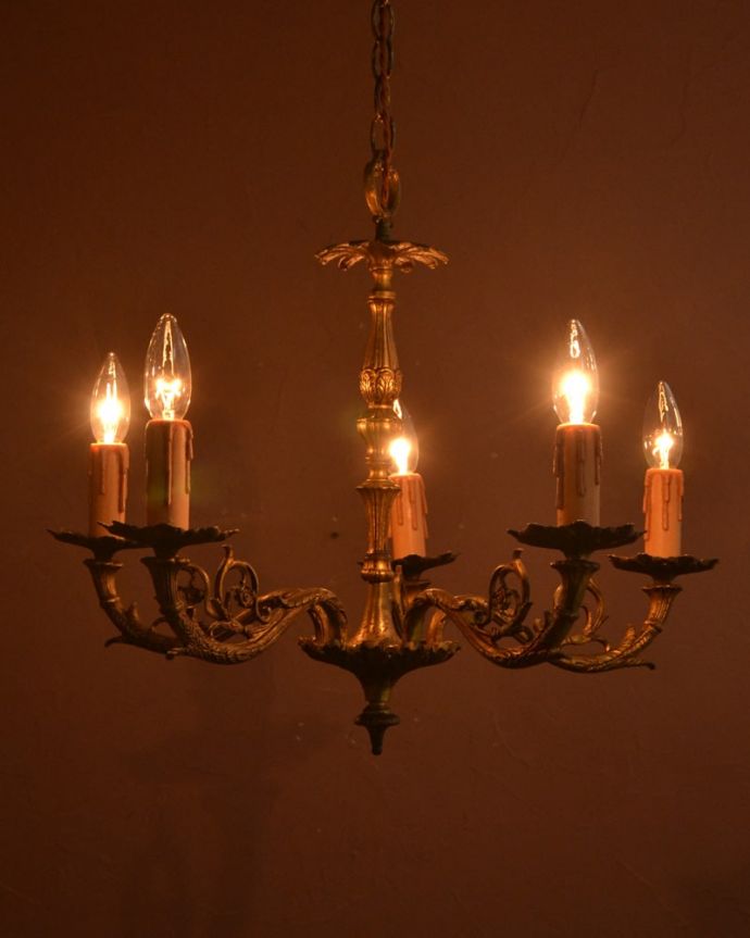 シャンデリア　照明・ライティング　英国のアンティーク、真鍮製のシャンデリア（5灯）（E17シャンデリア球付） 。。(k-3995-z)